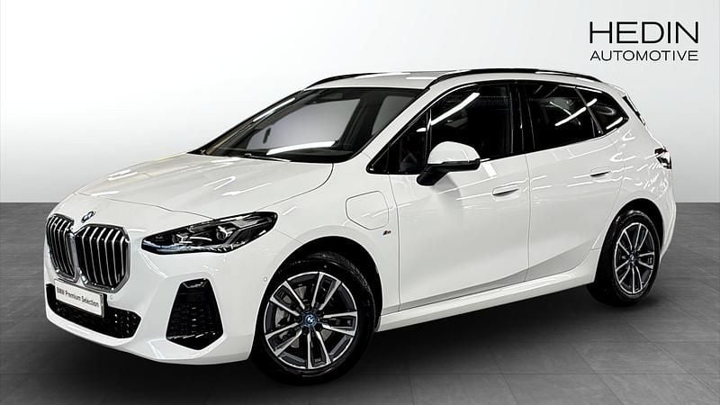 Vit (white) Begagnad 2025 BMW 225 Active Tourer M Sport Minibuss | 458 700 kr (Dyr) - Bild 1/4