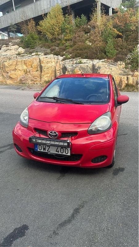 Röd Begagnad 2010 Toyota Aygo Halvkombi | 21 000 kr (Bra pris) - Bild 1/4