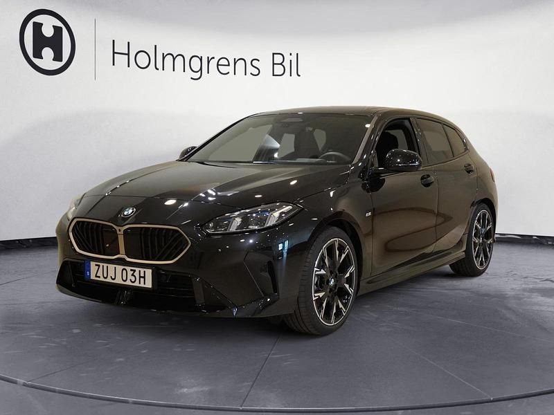 Svart Begagnad 2024 BMW 120 M Sport Halvkombi | 439 900 kr (Dyr) - Bild 1/4
