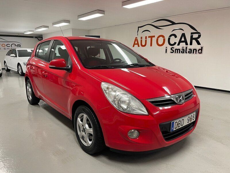 Röd Begagnad 2011 Hyundai i20 Premium Halvkombi | 37 900 kr (Marknadspris) - Bild 1/4