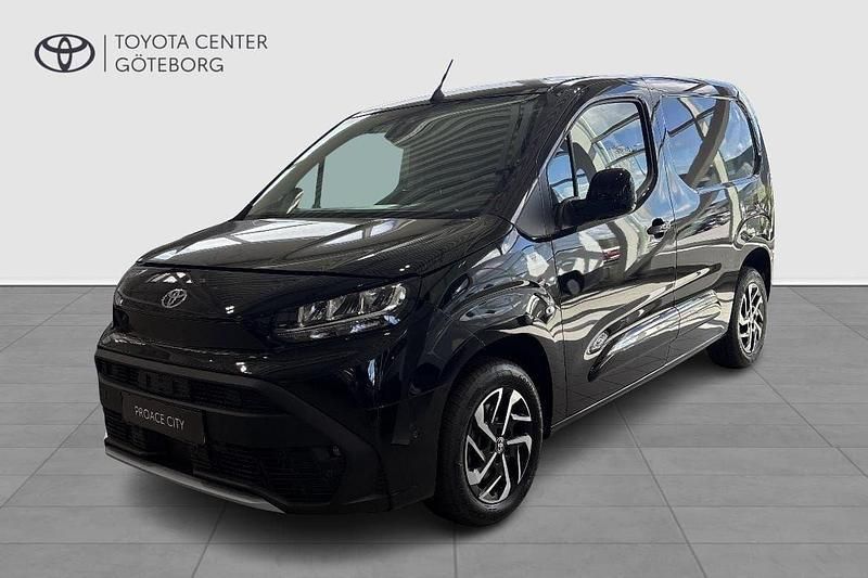 Svart Begagnad 2024 Toyota Proace City Van | 420 125 kr (Dyr) - Bild 1/4