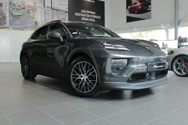 Grå (volcano grey metallic) Ny 2025 Porsche Macan SUV | 1 148 700 kr (Bra pris) - Bild 1/4