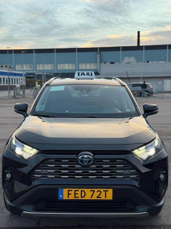 Svart Begagnad 2023 Toyota RAV4 Hybrid Executive SUV | 350 000 kr (Marknadspris) - Bild 1/4