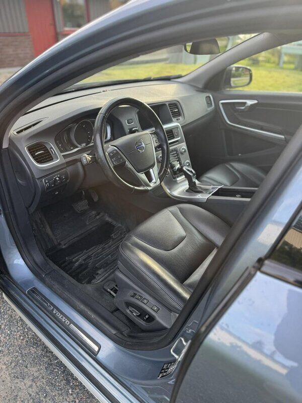 Blå Begagnad 2018 Volvo V60 CC Standard Kombi | 250 000 kr (Superpris) - Bild 1/3
