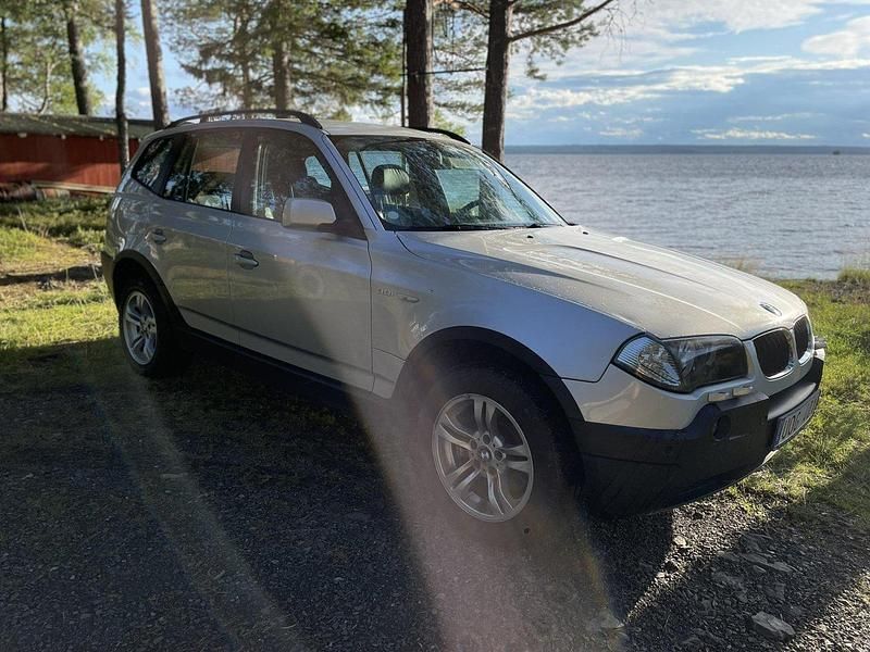Grå Begagnad 2004 BMW X3 SUV | 50 000 kr (Lite dyr) - Bild 1/4