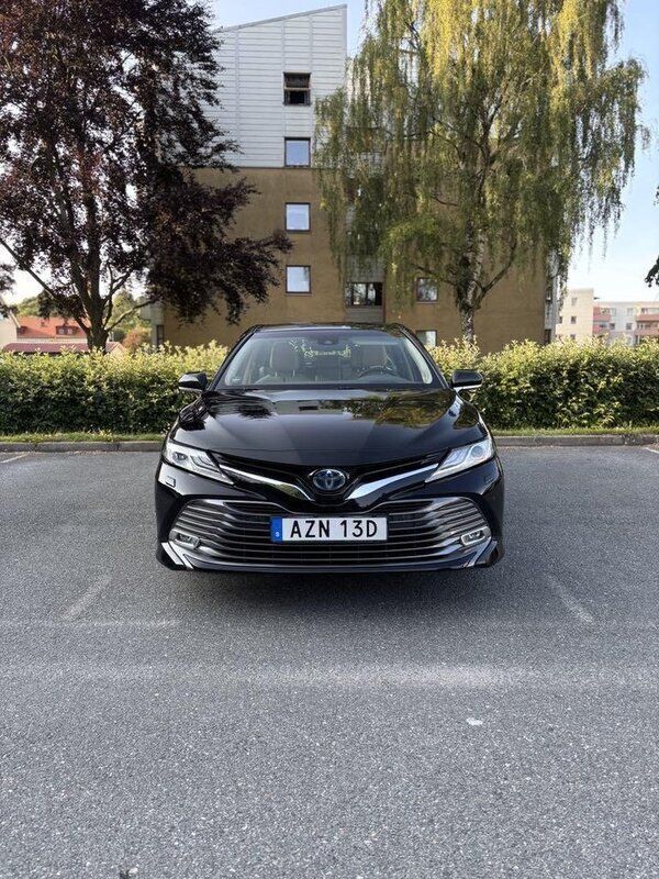 Svart Begagnad 2020 Toyota Camry Hybrid Executive Sedan | 289 000 kr (Marknadspris) - Bild 1/4