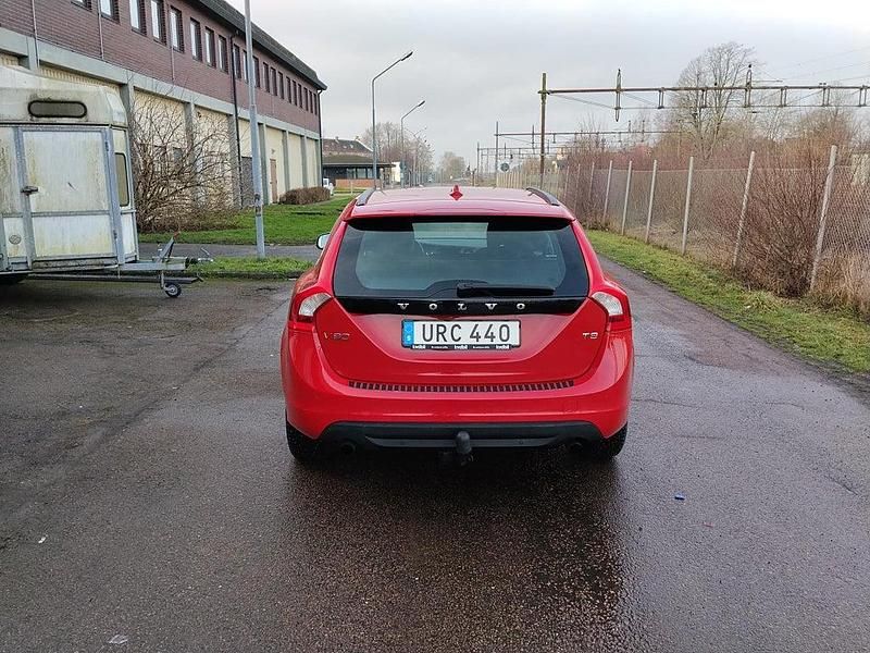 Begagnad Volvo V60 Momentum 150 HK (110 kW) 2011 Röd Kombi