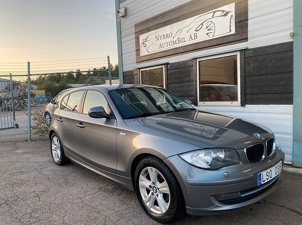 Grå Begagnad 2011 BMW 116 Comfort Edition Halvkombi | 64 900 kr (Marknadspris) - Bild 1/4