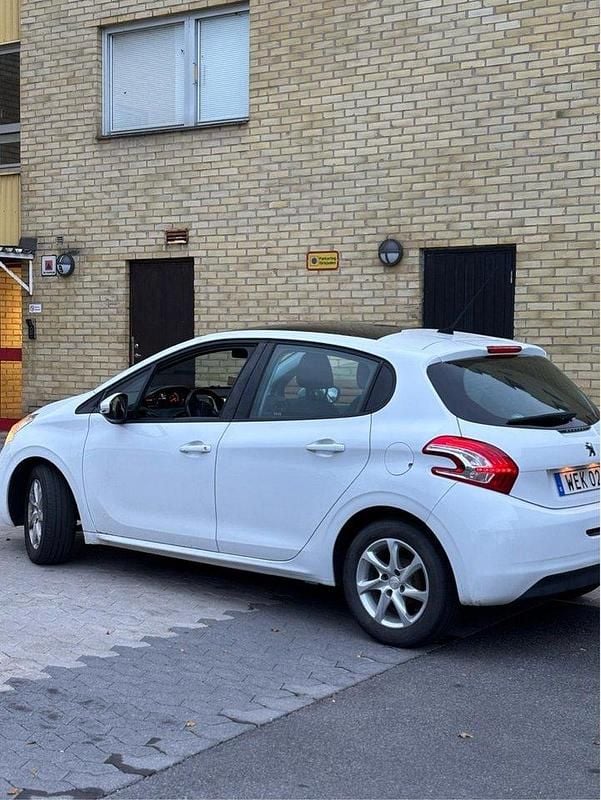 Vit Begagnad 2014 Peugeot 208 Halvkombi | 47 000 kr (Bra pris) - Bild 1/4