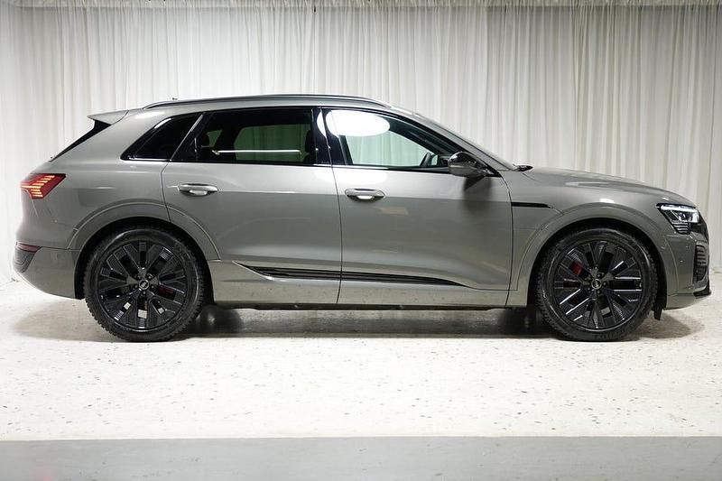 Begagnad Audi Q8 e-tron S-Line 300 kW (408 HK) 2024 Grå SUV