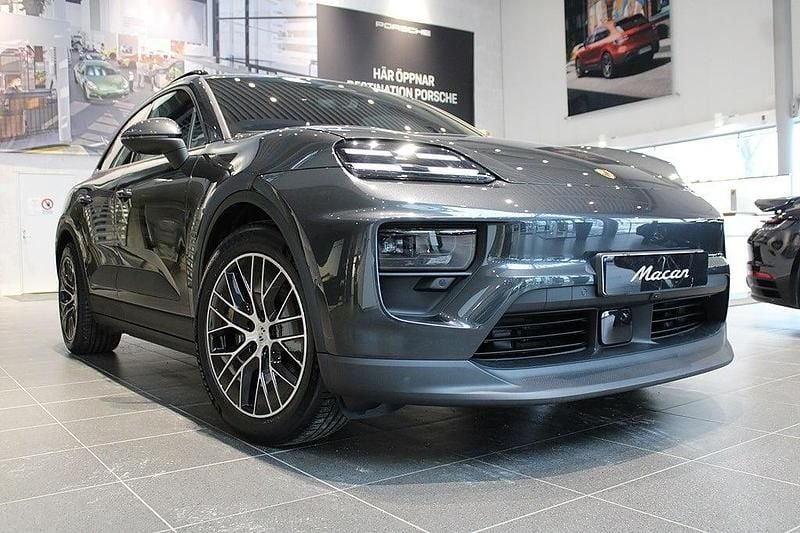 Grå Ny 2025 Porsche Macan SUV | 1 107 000 kr (Marknadspris) - Bild 1/4