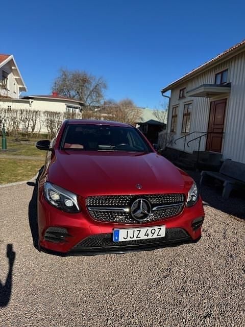 Röd Begagnad 2019 Mercedes GLC250 AMG line Sportkupé | 335 000 kr (Marknadspris) - Bild 1/4