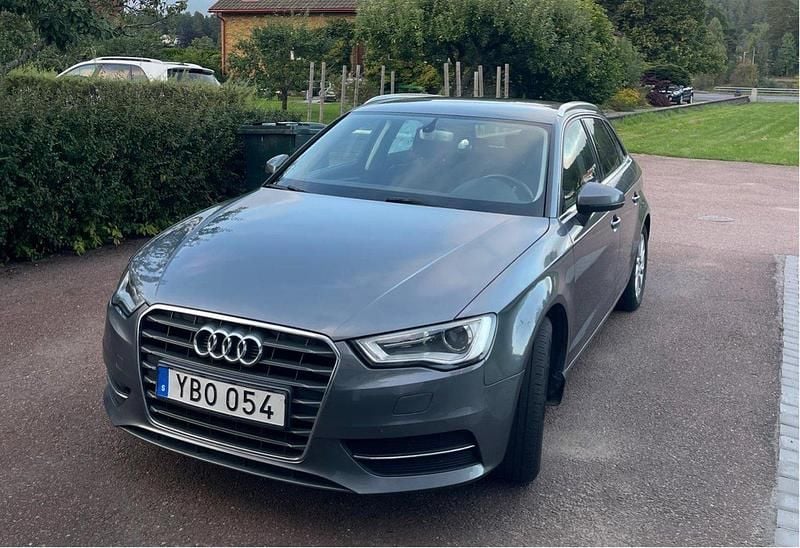Grå Begagnad 2016 Audi A3 Sportback Attraction Halvkombi | 119 000 kr (Marknadspris) - Bild 1/4