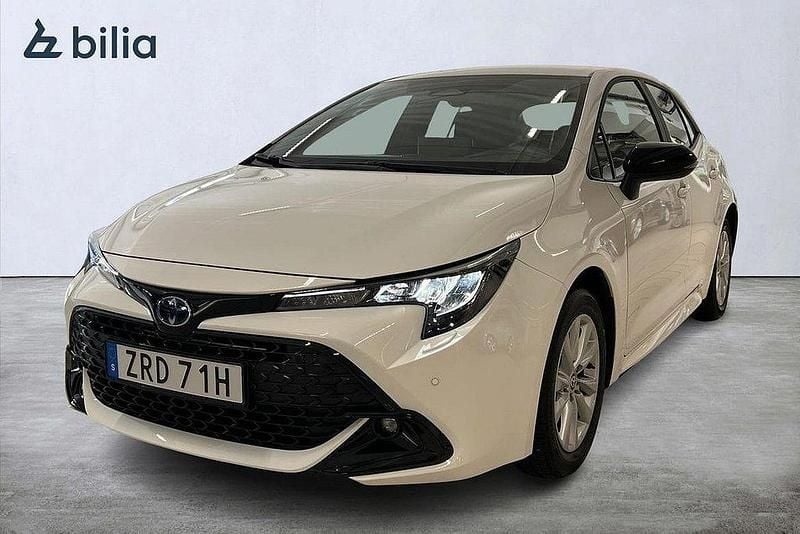 Vit Begagnad 2025 Toyota Corolla Hybrid Active Halvkombi | 329 900 kr (Lite dyr) - Bild 1/4