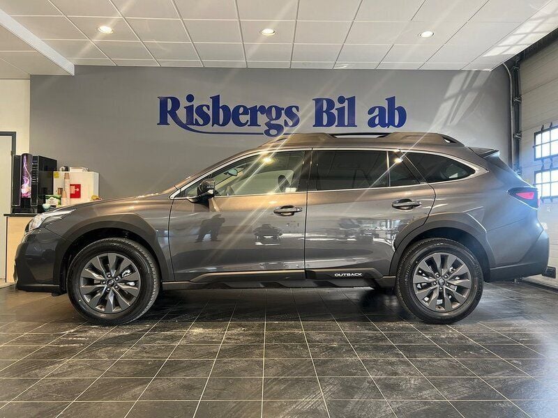 Grå Ny 2025 Subaru Outback SUV | 481 800 kr - Bild 1/4