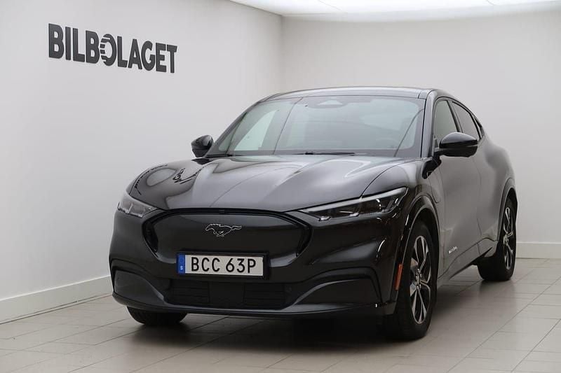 Grå Begagnad 2022 Ford Mustang Mach-E Standard Range SUV | 349 800 kr (Marknadspris) - Bild 1/4