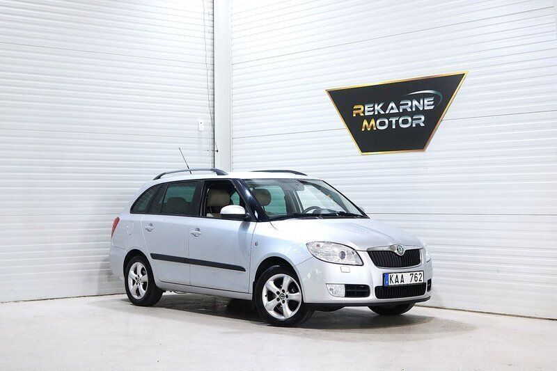 Grå Begagnad 2009 Skoda Fabia Kombi | 64 800 kr (Marknadspris) - Bild 1/3