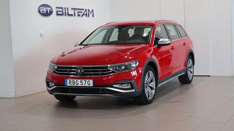 Röd Begagnad 2023 VW Passat Alltrack Kombi | 387 900 kr (Marknadspris) - Bild 1/4