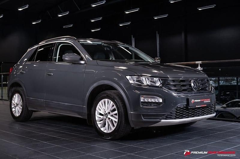 Grå Begagnad 2021 VW T-Roc SUV | 168 900 kr (Marknadspris) - Bild 1/4