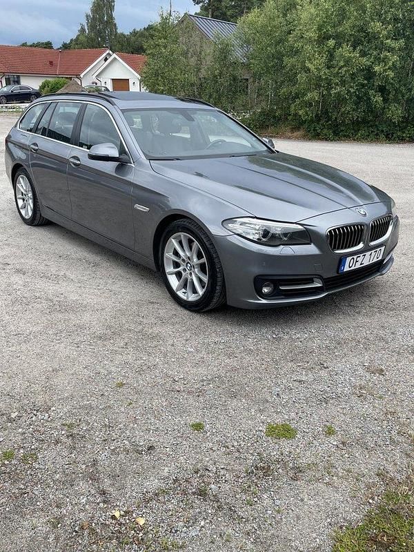 Grå Begagnad 2017 BMW 520 Kombi | 179 000 kr (Marknadspris) - Bild 1/4