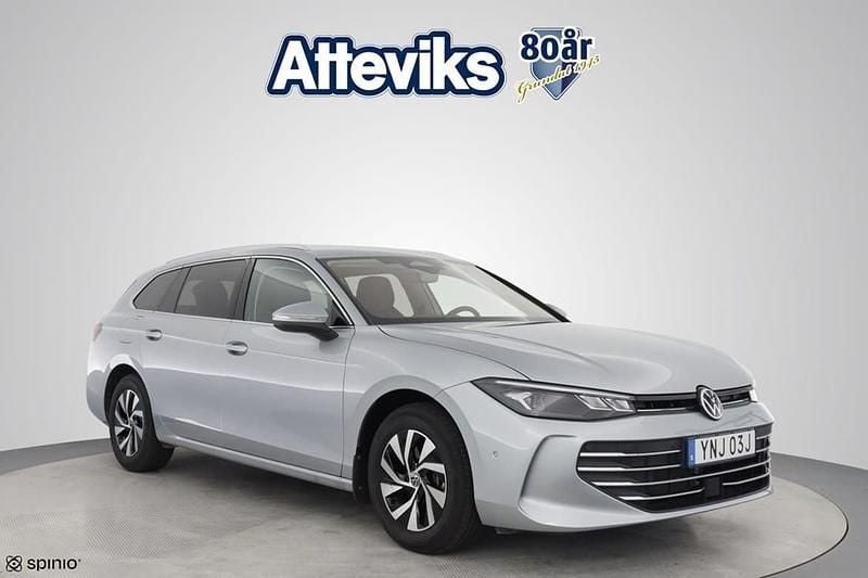 Silver Begagnad 2024 VW Passat Business Kombi | 359 900 kr (Marknadspris) - Bild 1/4