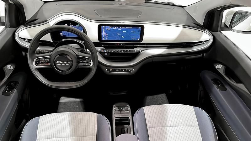 Begagnad Fiat 500e Icon 86 kW (118 HK) 2022 Vit Halvkombi