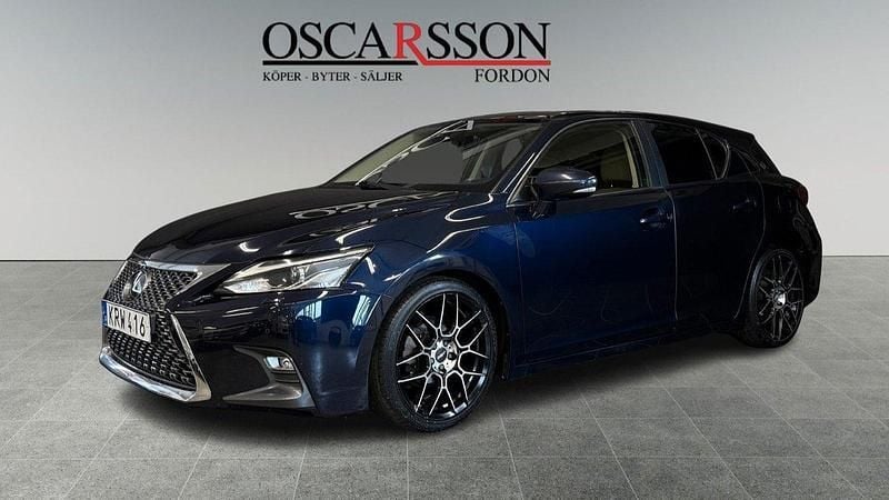 Mörkblå (blå) Begagnad 2018 Lexus CT200h Sport Line Halvkombi | 209 900 kr (Lite dyr) - Bild 1/4