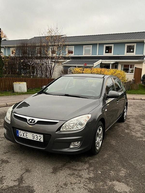 Grå Begagnad 2008 Hyundai i30 Halvkombi | 19 900 kr (Marknadspris) - Bild 1/4