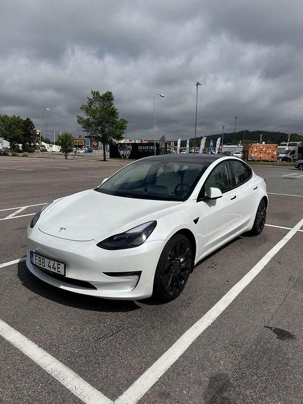 Vit Begagnad 2021 Tesla Model 3 Performance Sedan | 375 000 kr (Dyr) - Bild 1/4