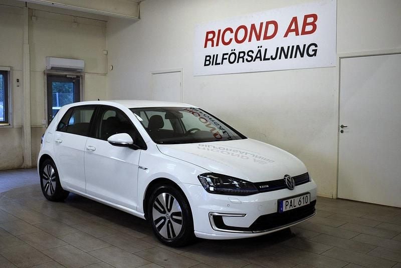 Vit Begagnad 2016 VW e-Golf Halvkombi | 139 900 kr (Marknadspris) - Bild 1/4