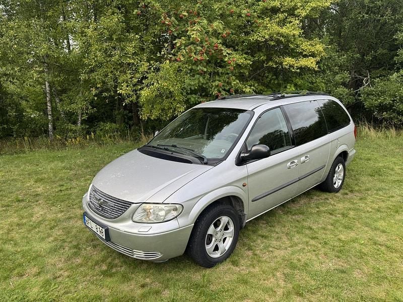 Grå Begagnad 2003 Chrysler Grand Voyager Minibuss | 37 000 kr (Marknadspris) - Bild 1/4
