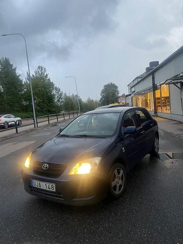 Mörkblå Begagnad 2003 Toyota Corolla Halvkombi | 23 000 kr (Marknadspris) - Bild 1/4