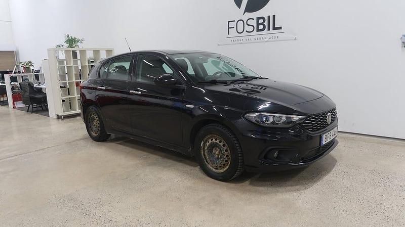 Svart Begagnad 2017 Fiat Tipo Lounge Halvkombi | 99 900 kr (Marknadspris) - Bild 1/3