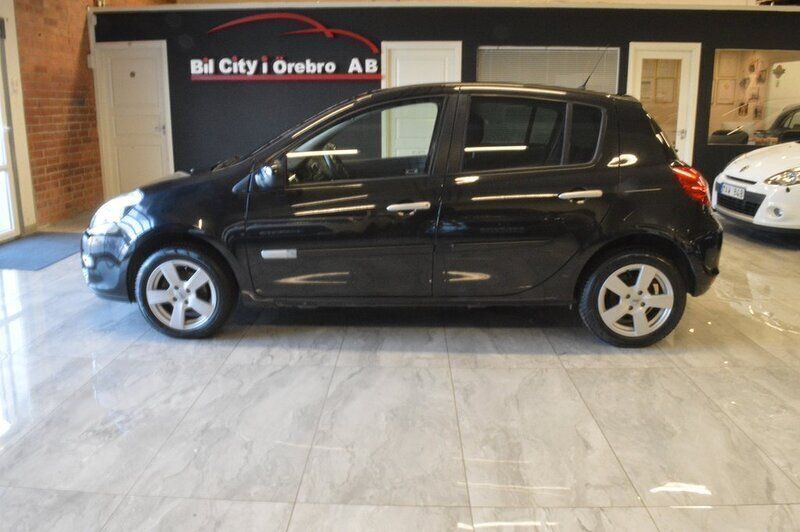 Begagnad Renault Clio II 75 HK (55 kW) 2011 Svart Halvkombi