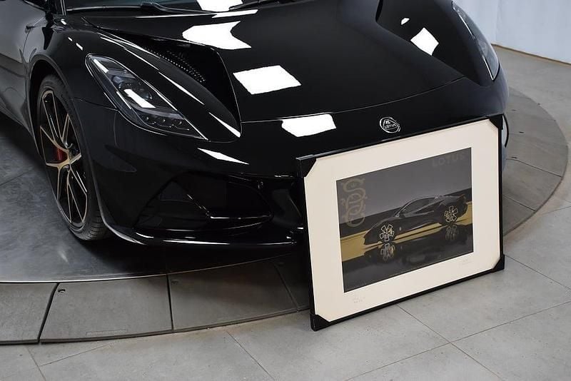 Ny Lotus Emira 407 HK (299 kW) 2025 Svart (cosmos black) Sportkupé