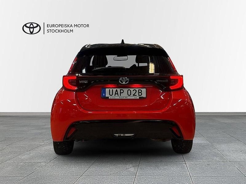 Begagnad Toyota Yaris 2021 Svart Halvkombi