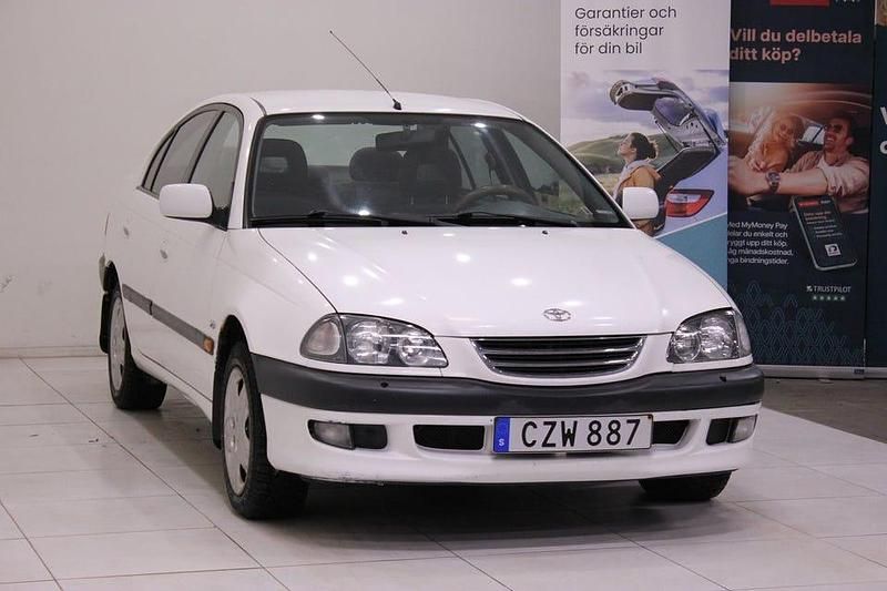 Begagnad Toyota Carina 126 HK (92 kW) 1998 Vit Sedan