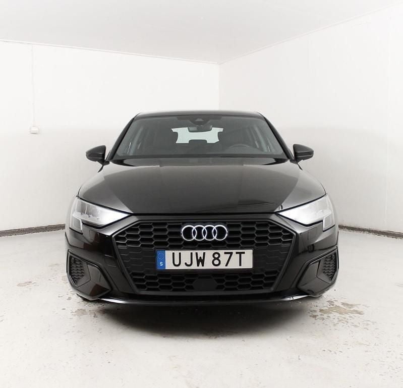 Svart Begagnad 2021 Audi A3 Sportback Comfort Halvkombi | 199 000 kr (Marknadspris) - Bild 1/4