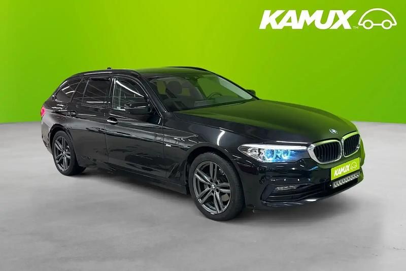 Svart Begagnad 2017 BMW 520 Sport Line Kombi | 229 800 kr (Dyr) - Bild 1/4