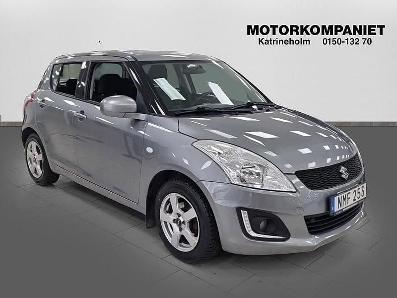 Grå metallic Begagnad 2016 Suzuki Swift Halvkombi | 89 900 kr (Marknadspris) - Bild 1/4