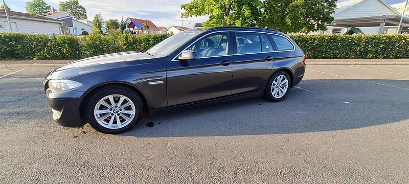 Grå Begagnad 2011 BMW 520 Kombi | 86 000 kr (Bra pris) - Bild 1/4