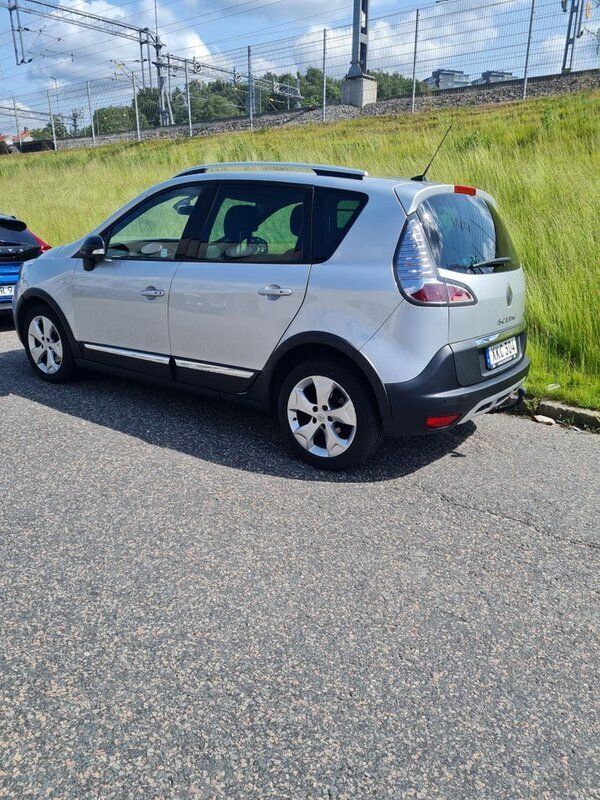 Silver Begagnad 2015 Renault Scénic III Bose Edition Minibuss | 99 900 kr (Marknadspris) - Bild 1/4