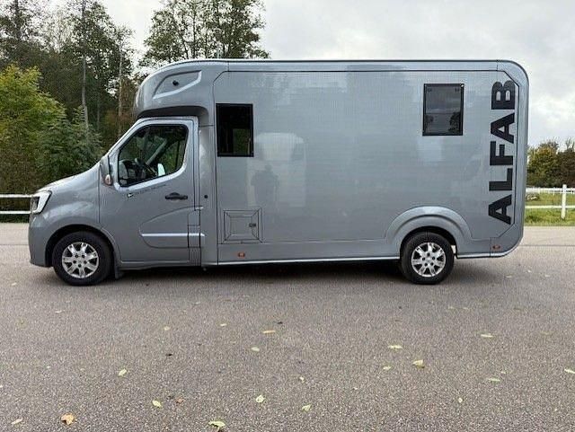 Ljusgrå (grå) Begagnad 2021 Renault Master Van | 695 000 kr - Bild 1/4