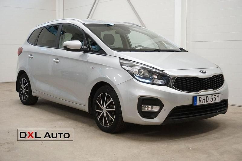 Grå Begagnad 2017 Kia Carens Minibuss | 129 900 kr (Marknadspris) - Bild 1/4