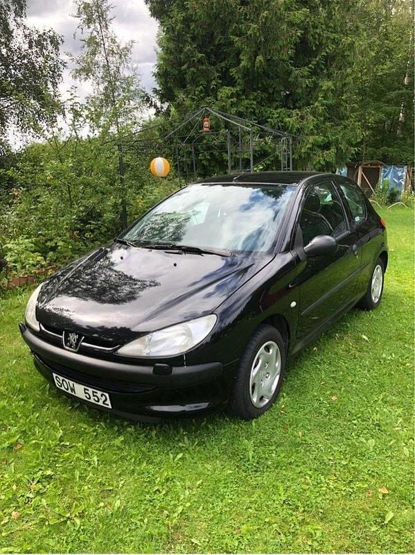 Svart Begagnad 2001 Peugeot 206 Halvkombi | 16 000 kr (Marknadspris) - Bild 1/4