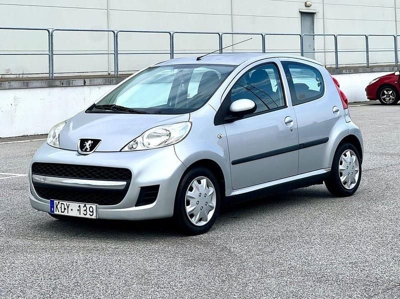 Grå Begagnad 2010 Peugeot 107 Halvkombi | 19 800 kr (Marknadspris) - Bild 1/4
