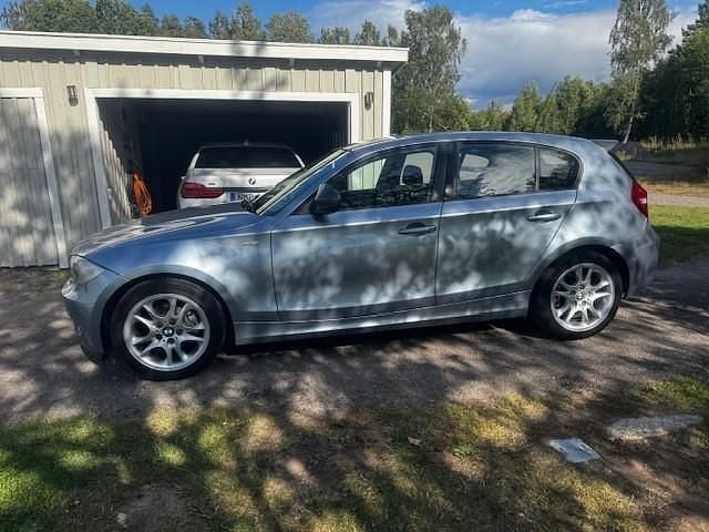 Blå Begagnad 2011 BMW 118 M Sport Halvkombi | 79 900 kr (Bra pris) - Bild 1/4