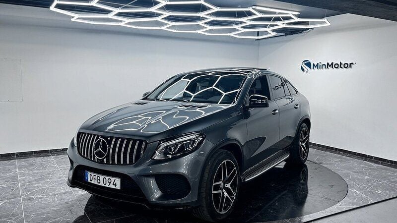 Grå Begagnad 2016 Mercedes GLE350 Sportkupé | 419 900 kr (Marknadspris) - Bild 1/4