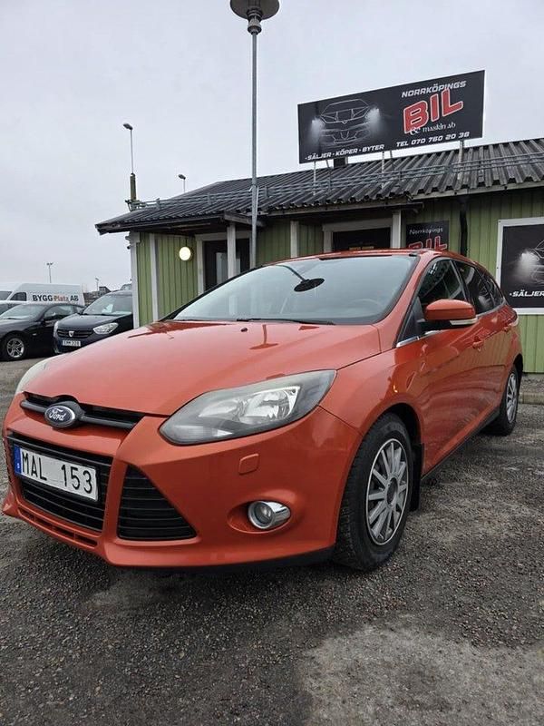 Orange Begagnad 2011 Ford Focus Titanium Kombi | 39 500 kr (Marknadspris) - Bild 1/4