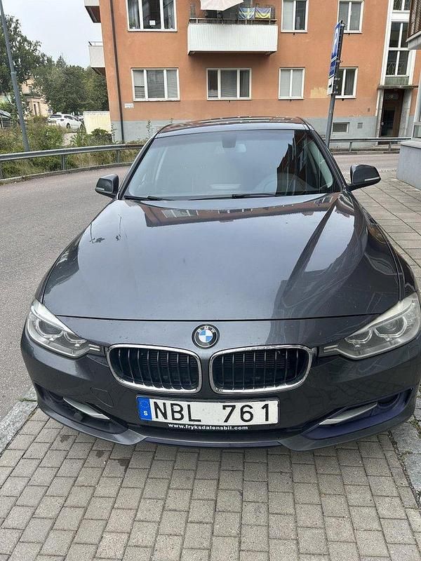 Grå Begagnad 2013 BMW 320 Sport Line Sedan | 110 000 kr (Bra pris) - Bild 1/4